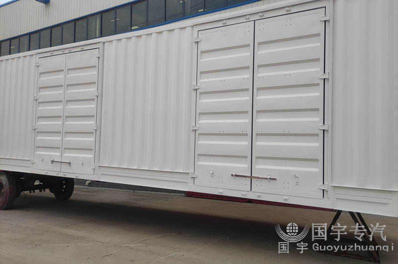 半掛牽引集裝箱式貨車(chē)超高標(biāo)準(zhǔn)